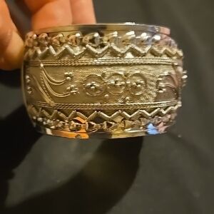 Vintage Elegant Silver-Toned Women's Bracelet